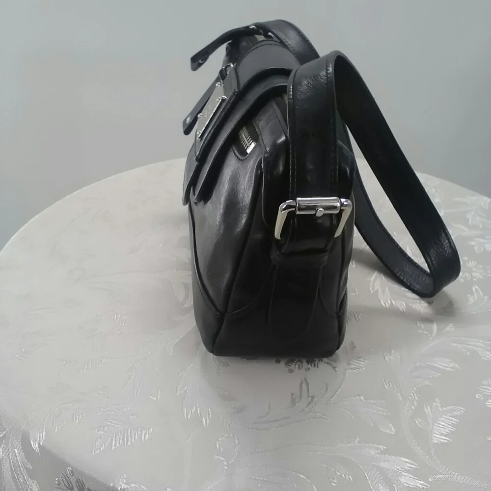 Kenneth Cole Small Leather Purse - Picture 4 of 5